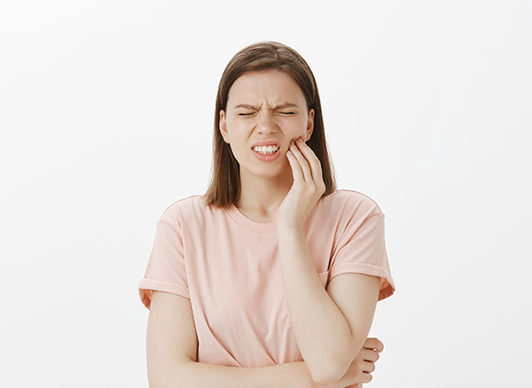 لماذا لا يزال الألم مستمرًا بعد علاج عصب السن (علاج الجذور)؟